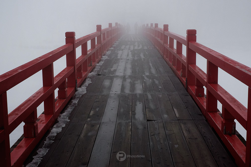 霧に架かる橋
